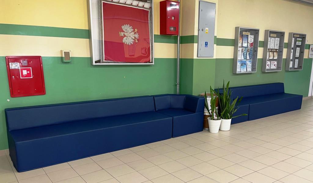 sofy siedziska piankowe na korytarzu w szkole liceum Wrocław
